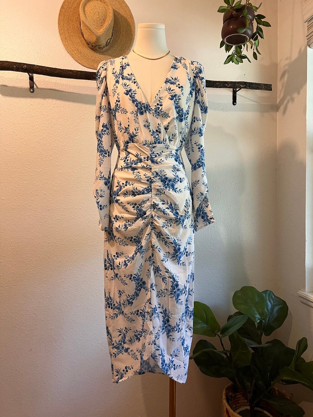 In The Style Blue Floral Printed Ruched Front Slit Summer Glam Dress Size 6 NEW